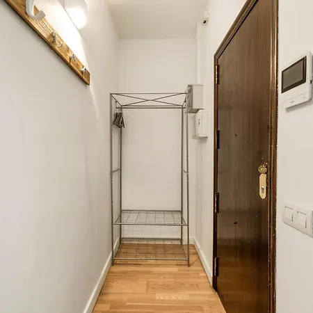 New! Modern With Terrace - Center - 2br *