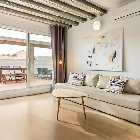 New! Modern With Terrace - Center - 2br *