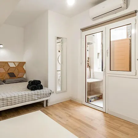 New! Modern With Terrace - Center - 2br *