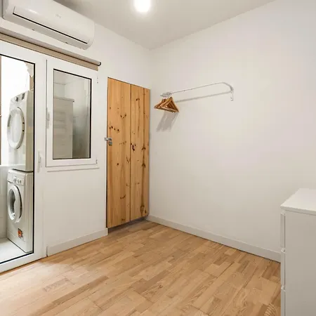 New! Modern With Terrace - Center - 2br Апартаменты