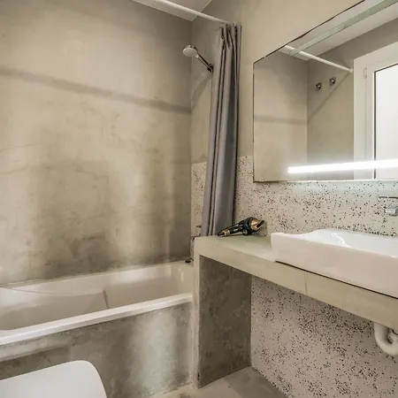 New! Modern With Terrace - Center - 2br Апартаменты